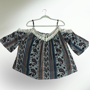NOBO No Boundaries Cold Shoulder Paisley Top Size XL (15-17)‎